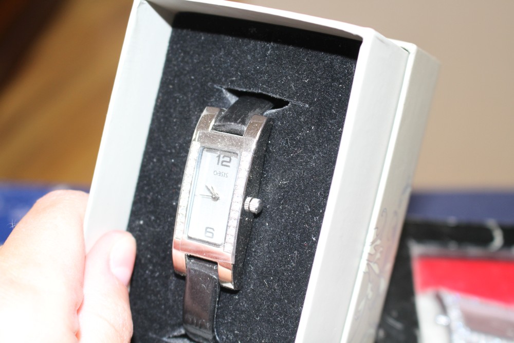 Four assorted modern gentlemans wrist watches, two ladys wrist watches and a 9ct and cabochon jade? ring, gross 4.3 grams.